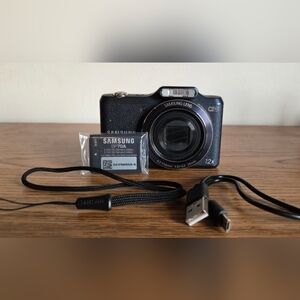 Samsung Black Digital Camera with Accessories Black Point And Shoot